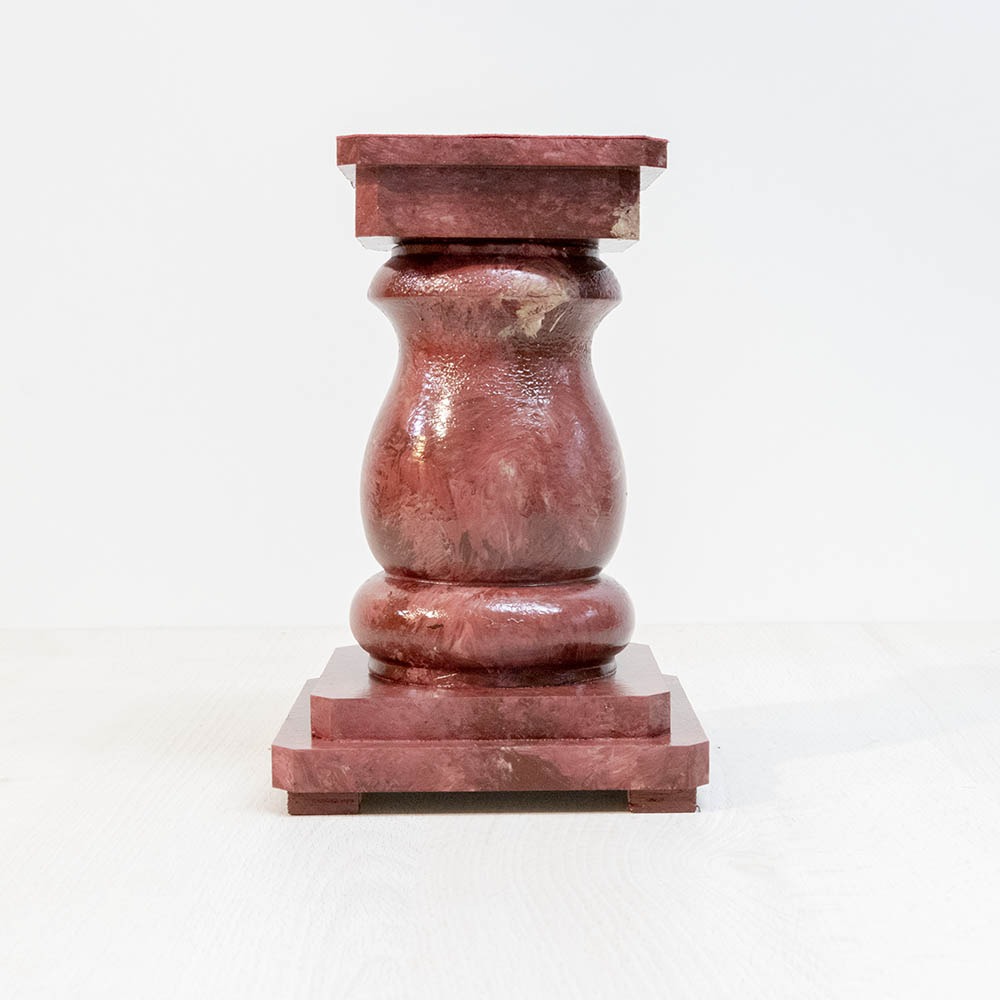 Peana con imitación a mármol rojo