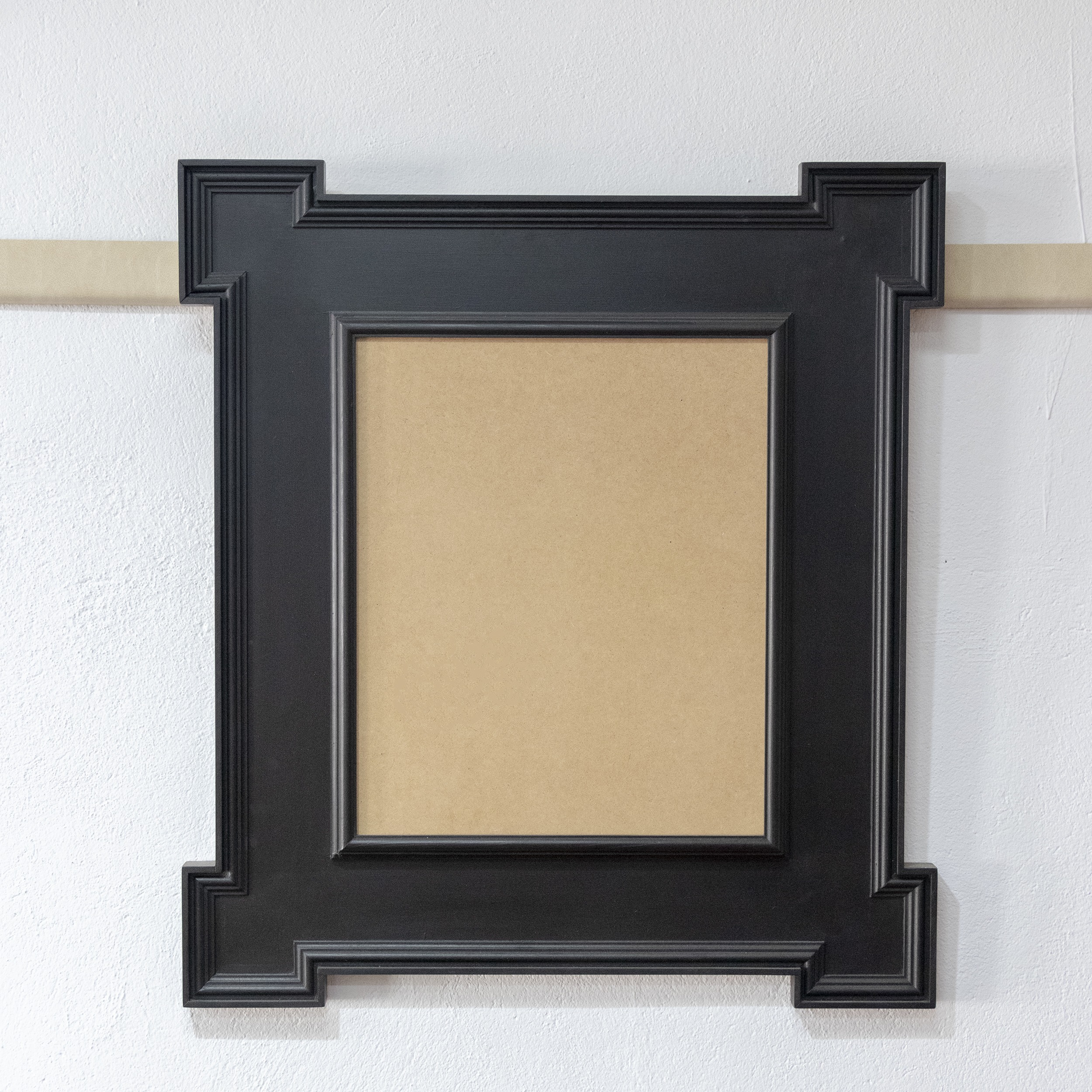 Marco negro con esquinas salientes