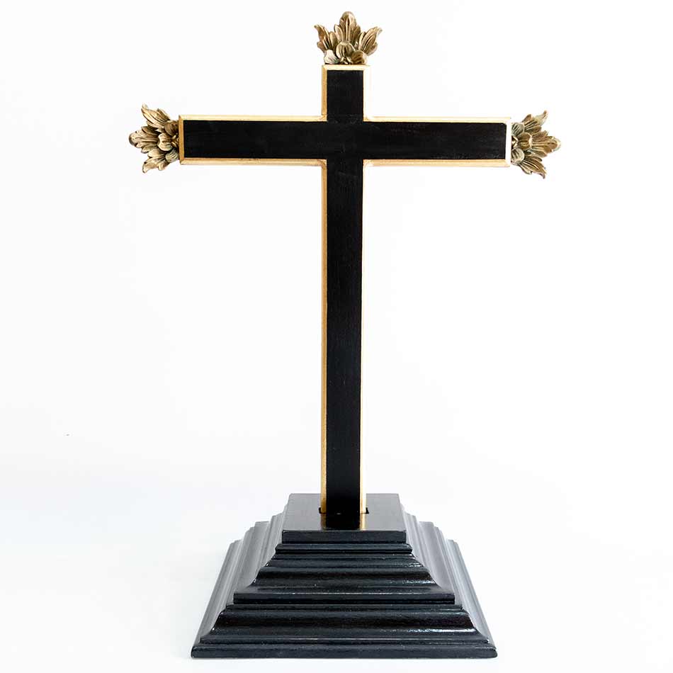 Cruz policromada en negro con remates bronce y peana